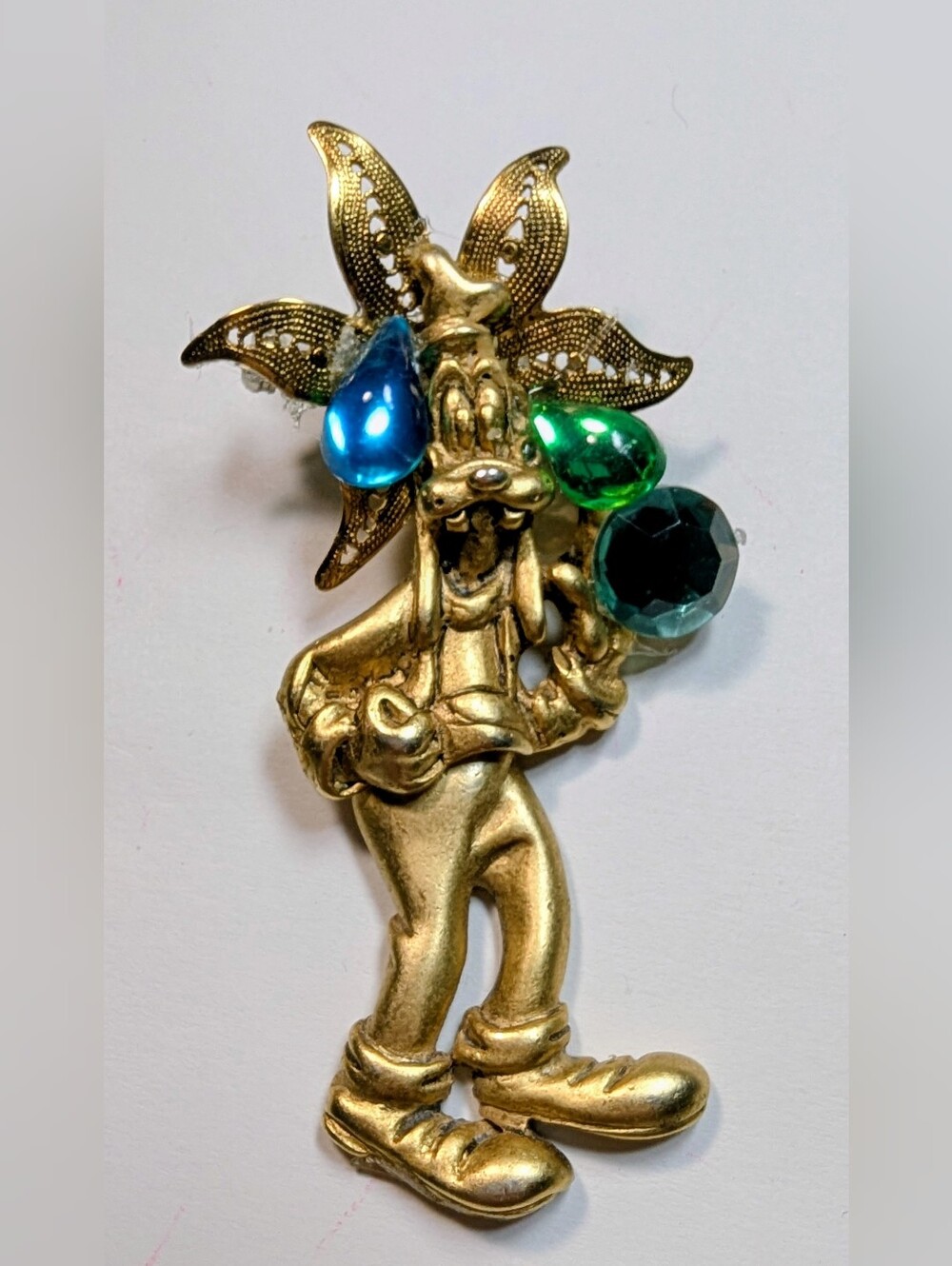 Wendy Gell pin Disney's Goofy with a star halo and lucite jewels
